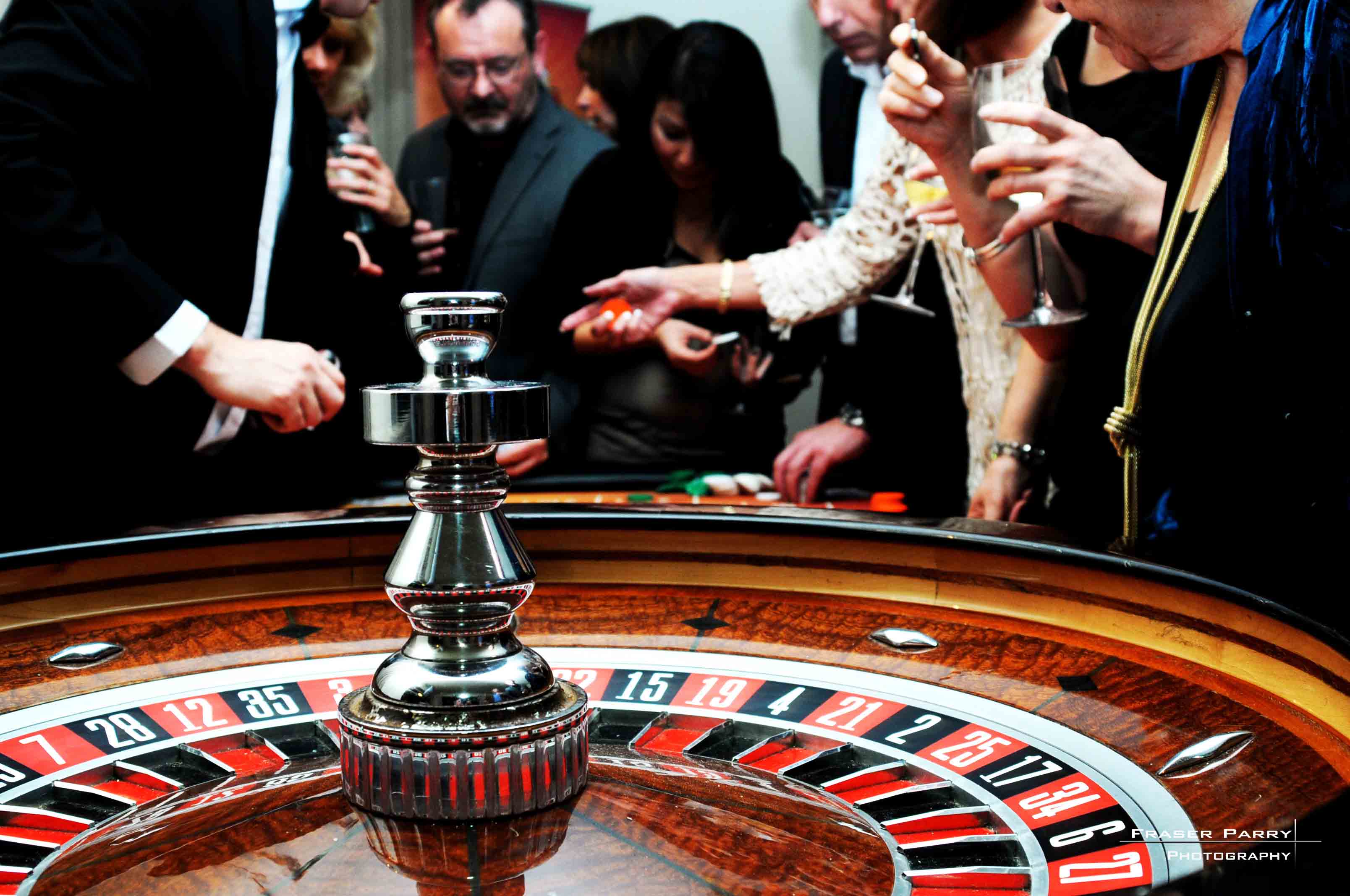 Roulette-Players-and-Table-S